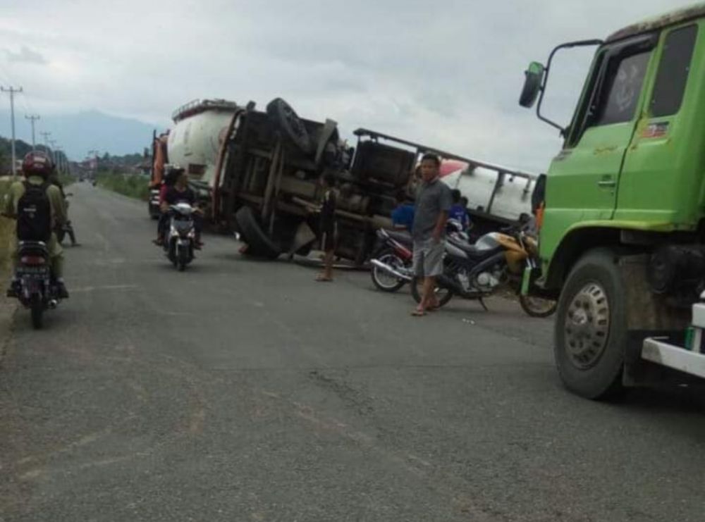 Truk Semen Padang yang Terbalik