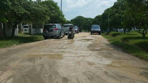 Kondisi Jalan di RSU Muarotebo yang Rusak Parah