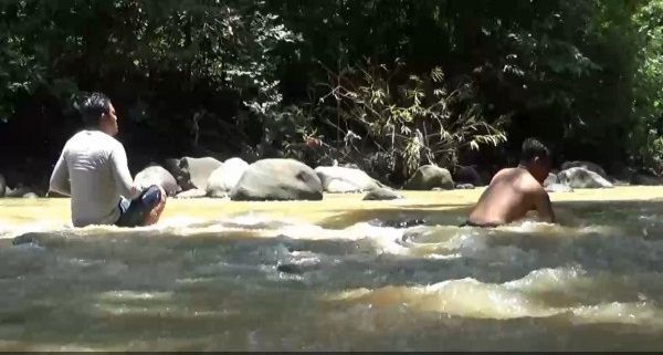 Para Caleg Lakukan Ritual di Sungai