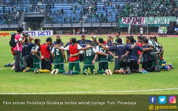 Para Pemain Persebaya Surabaya Berdoa Setelah Berlaga