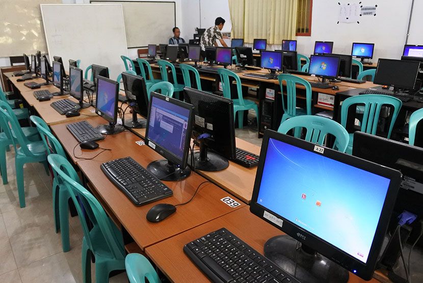 Menerima bantuan komputer untuk Ujian Nasional Berbasis Komputer (UNBK) 2019