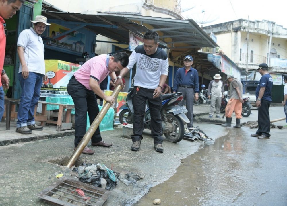 Bupati Goro bersihkan draenase yg tersumbat di pasar bawah Kota Bangko