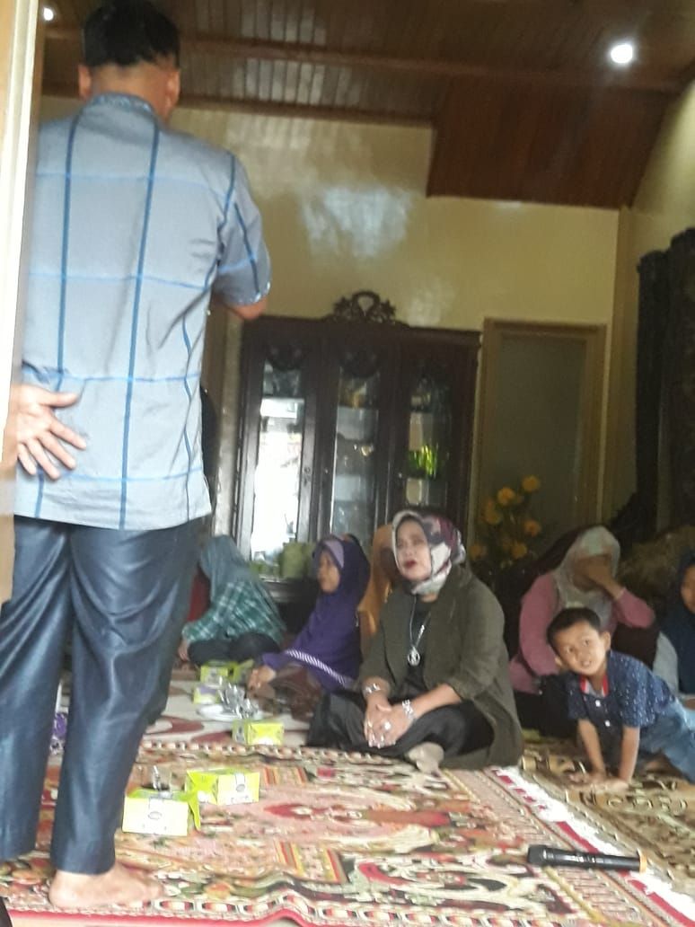 Ketua DPRD Muarojambi Salma Mahir mendengarkan keluhan warga Kasang Kumpeh