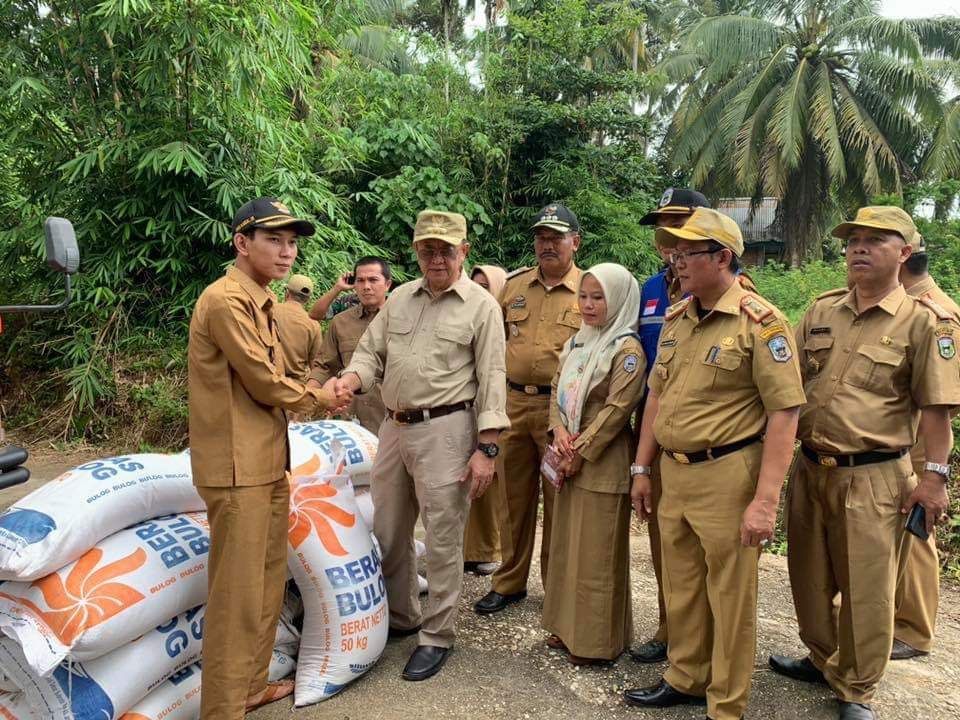 Bupati, H Cek Endra saat menyerahkan bantuan banjir ke salah satu Kades di Kecamatan Mandi Angin