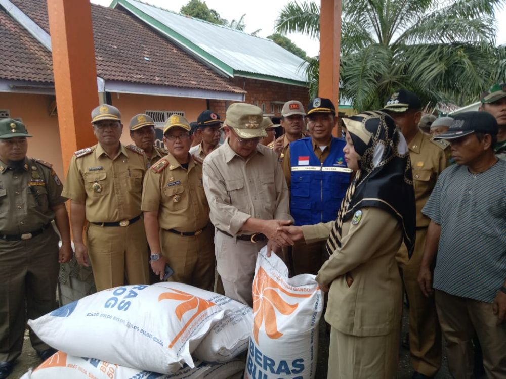 Bupati, H Cek Endra bersama Plt Dinsos, H Juddin, Kepala BPBD, Trianto  dan sejumlah Kepala OPD menyerahkan bantuan bencana banjir untuk warga Senin (4/3).