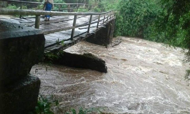 Jembatan Penghubung Desa Muara Pangi, Kecamatan Muara Siau yang Tiangnya Ambruk Akibat Hujan Deras