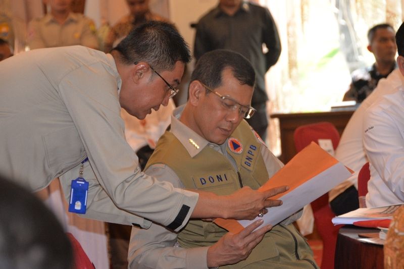 Kepala BPBD Jambi Bachyuni Delliansyah Saat Menyampaikan Data ke BNPB Letjen TNI Doni Monardo