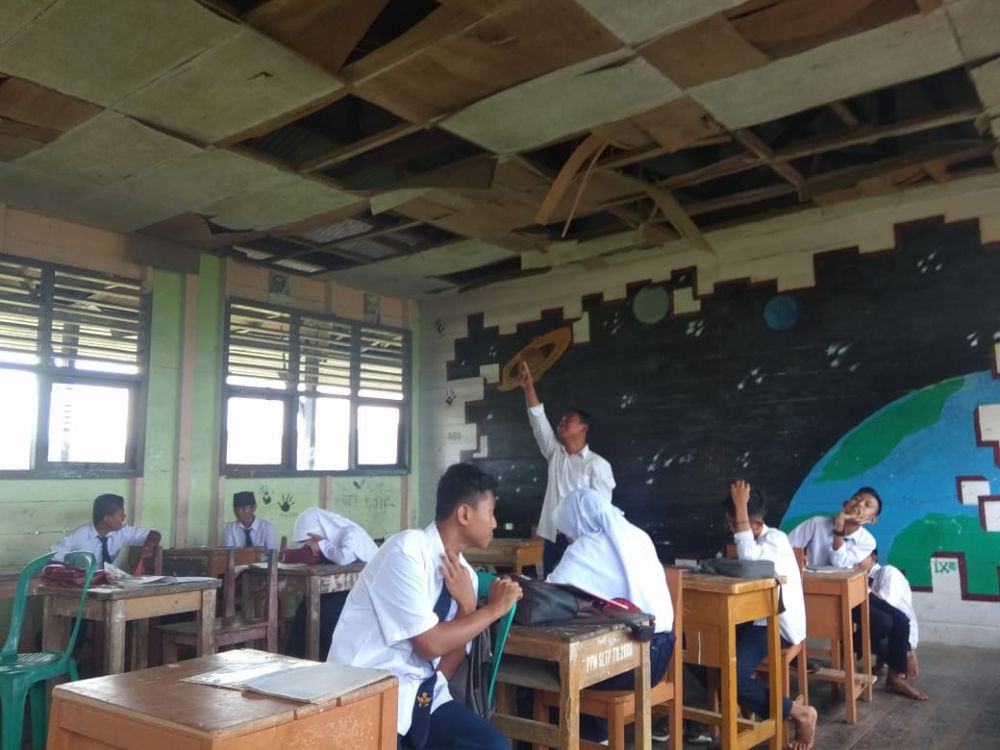 Kondisi Gedung SMPN 10 Tanjung Jabung Timur yang Rusak Parah