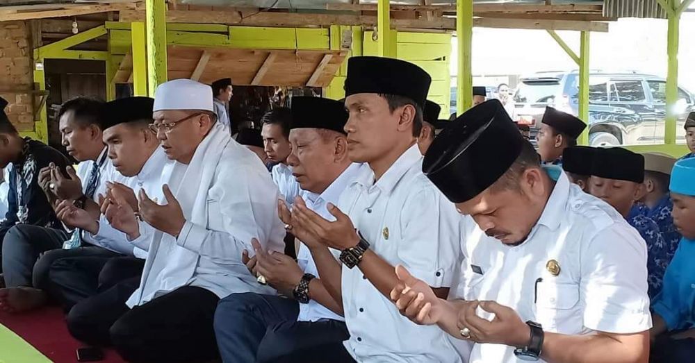 H Cek Endra melaksanakan shalat azhar berjamaah bersama Ponpes Rahmatul Ummah di Kelurahan Gunung Kembang