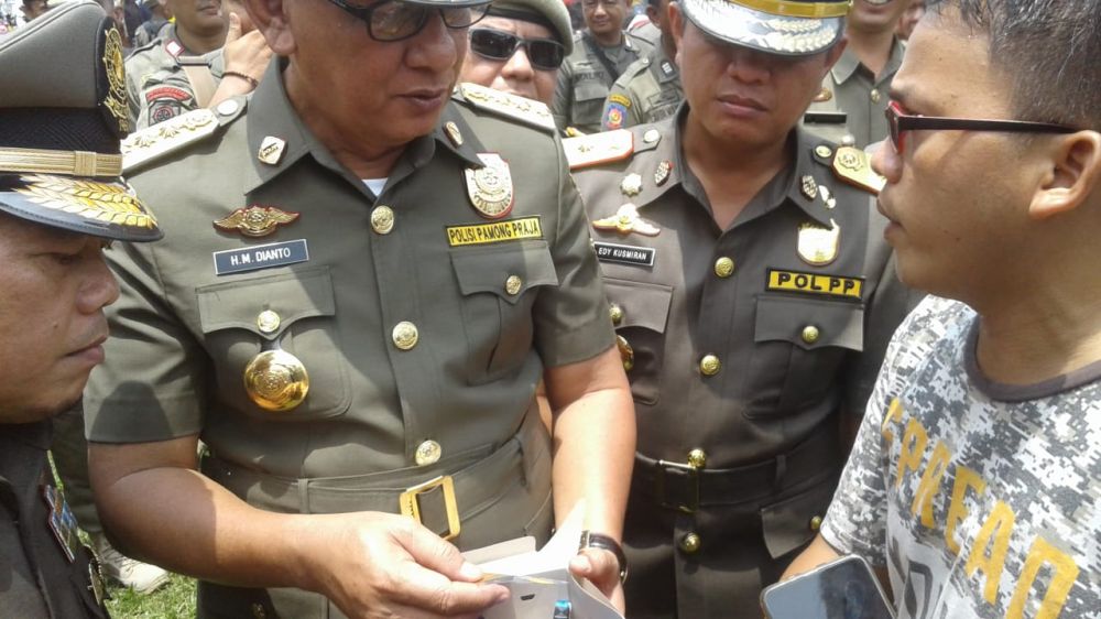 Perwakilan Wartawan Menyerahkan ID Card ke Sekda Provinsi Jambi