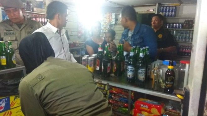 Satpol PP Kota Jambi Saat Merazia Salah Satu Warung yang Menjual Minuman Keras