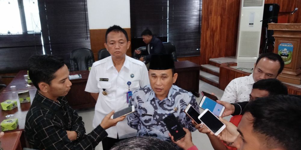 Kepala Kantor Kesbangpol Kabupaten Sarolangun Solahudin Nopri SH didampingi Kepala BNNK Batanghari Kompol M Zuhairi ST, saat diwawancarai