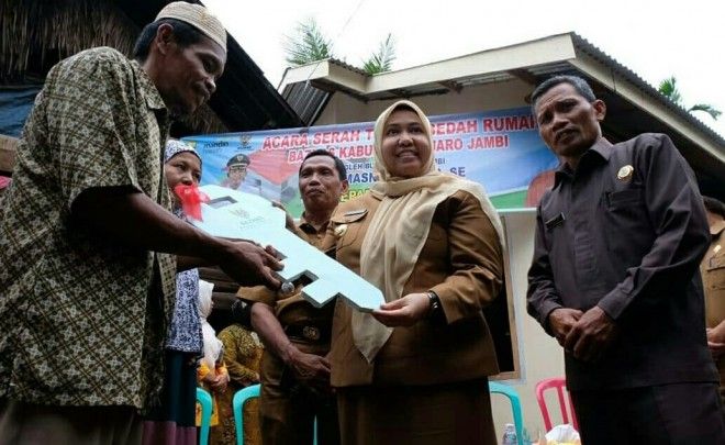 Bupati menyerahkan kunci rumah secara simbolis.