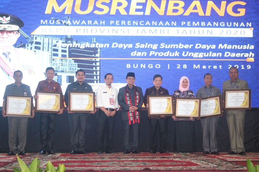Gubernur Jambi Fachrori foto bersama dengan pemenang perencanaan terbaik