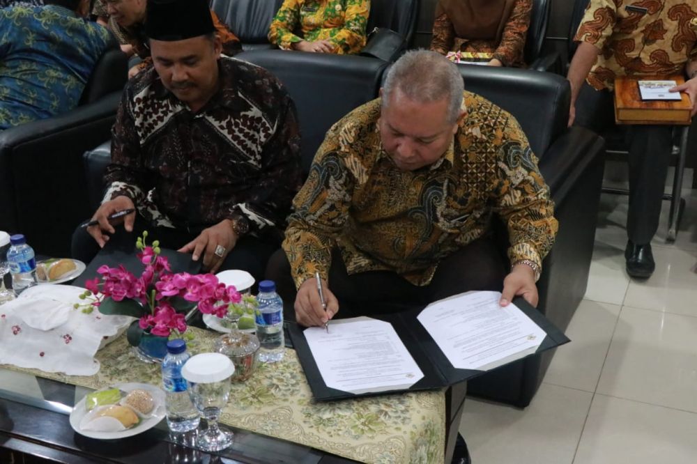 Bupati Safrial Menyerahkan LKPD