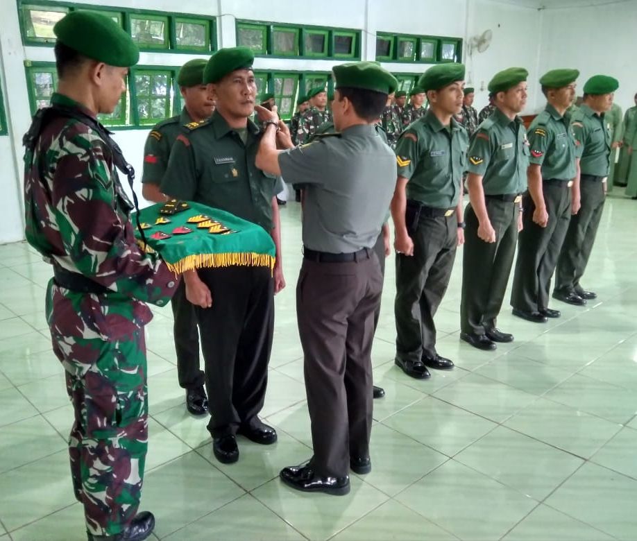 Kasdim Saat memimpin upacara Kenaikan pangkat 23 orang prajurit di Makodim 0420 Sarko.