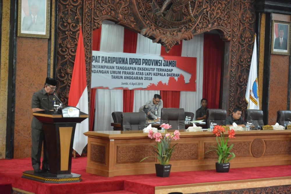 Sekda Provinsi Jambi M Dianto menanggapi pandangan umum Fraksi-fraksi DPRD terhadap Laporan Keterangan Pertanggungjawaban Gubernur Jambi (LKPJ) TA 2018