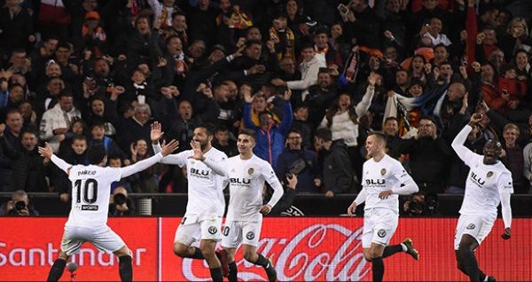Skuat Valancia Merayakan Gol ke Gawang Real Madrid