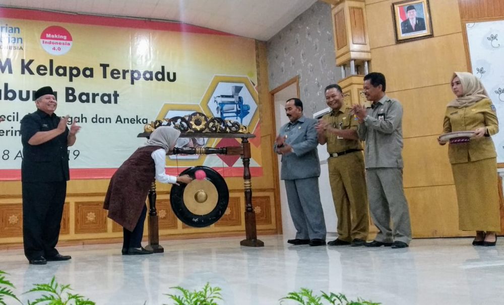 Direktorat kemenperin membuka kegiatan pengembangan IKM kelapa terpadu di Kabupaten Tanjabbar yang ditandai dengan pemukulan Gong
