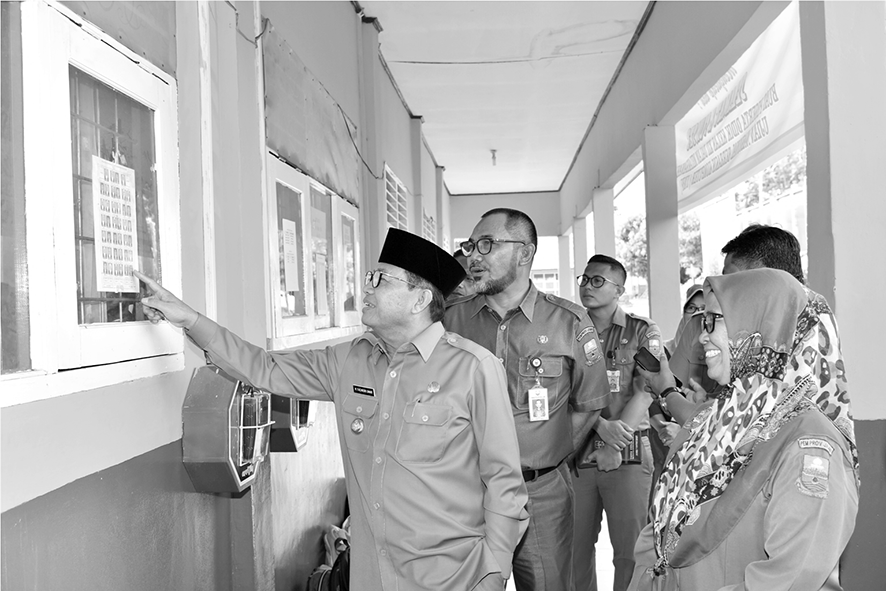 Gubernur Jambi, H.Fachrori Umar memantau pelaksanaan Ujian Nasional Berbasis Komputer (UNBK) di SMA Negeri 10 Kota Jambi