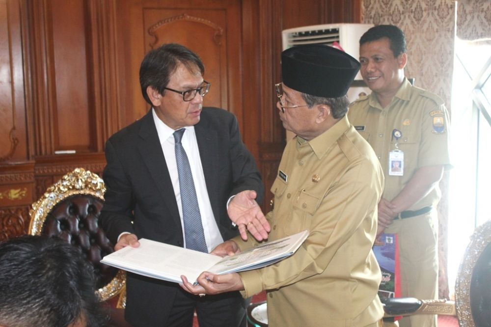 Pertemuan Gubernur Jambi dengan Konsul Jenderal Singapura untuk Indonesia