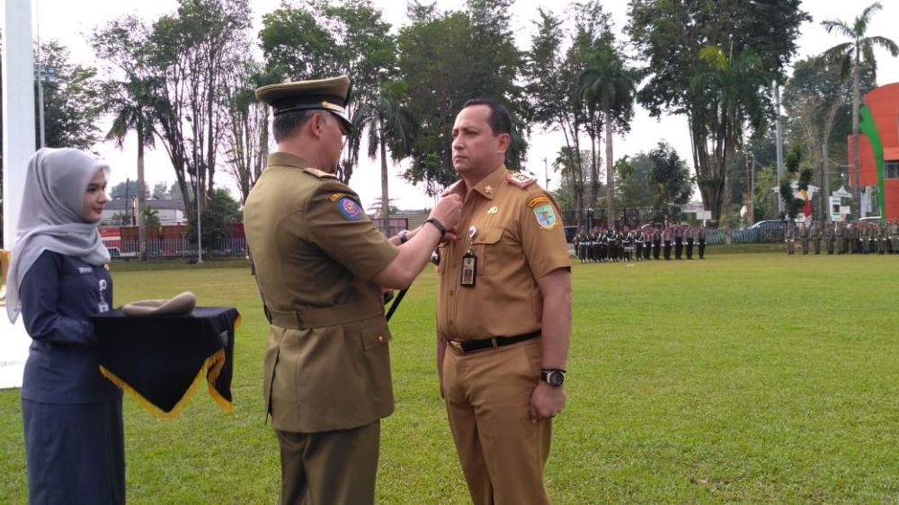 Walikota Memasang Wing ke Kabag Humas