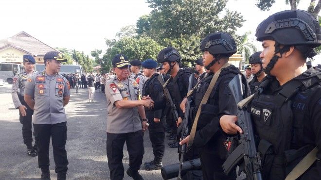 Kapolda Jambi Irjen Pol Muchlis AS saat menyalami personel yang akan diberangkatkan ke daerah dalam rangka back up pengamanan TPS Pemilu 2019