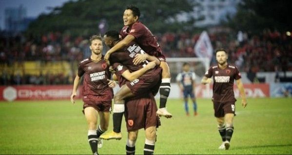 Pemain PSM Makassar Merayakan Sebuah Gol