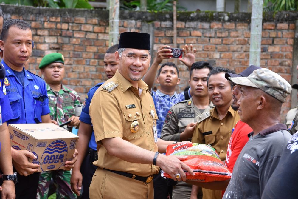Walikota Menyerahkan Bantuan Pada Korban Puting Beliung