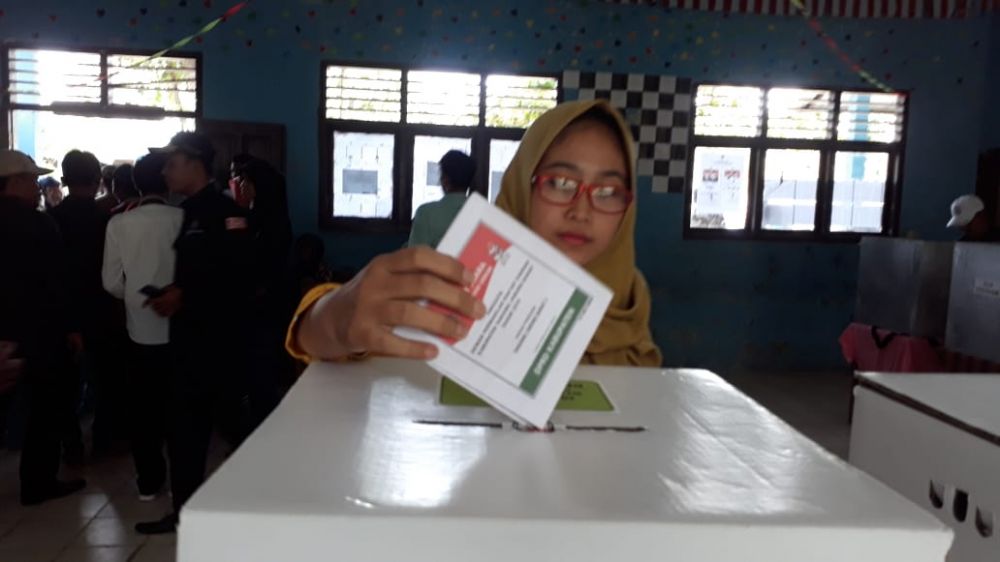 Salah satu warga saat memasukkan kertas suara di bilik suara di salah satu TPS di Tanjung Jabung Barat