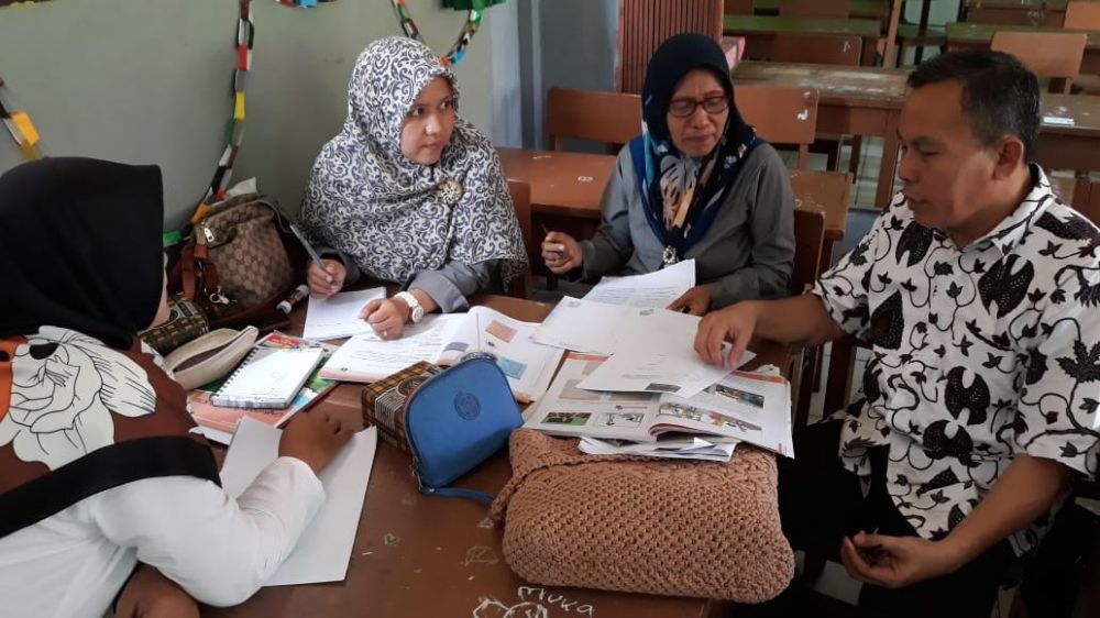 Fasilitator Dosen Program PINTAR Tanoto Foundation Saat Melakukan Aktivitas Belajar Bersama Guru Pendampingnya
