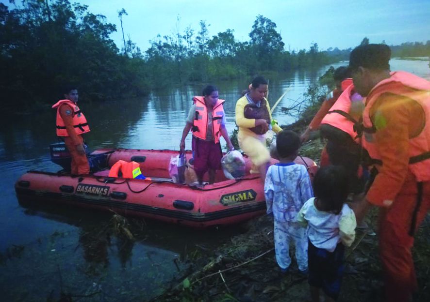 Tim Sar Gabungan saat mengevakuasi para korban banjir