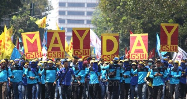 Massa Buruh dari Berbagai Serikat Menggelar Aksi Demo dalam Rangka Hari Buruh atau May Day 2019