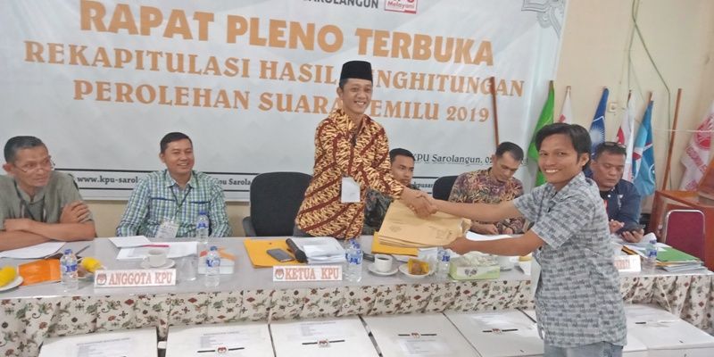 Ketua KPU, Muhammad Fakhri menerima rekapitulasi dari Ketua PPK Kecamatan Sarolangun