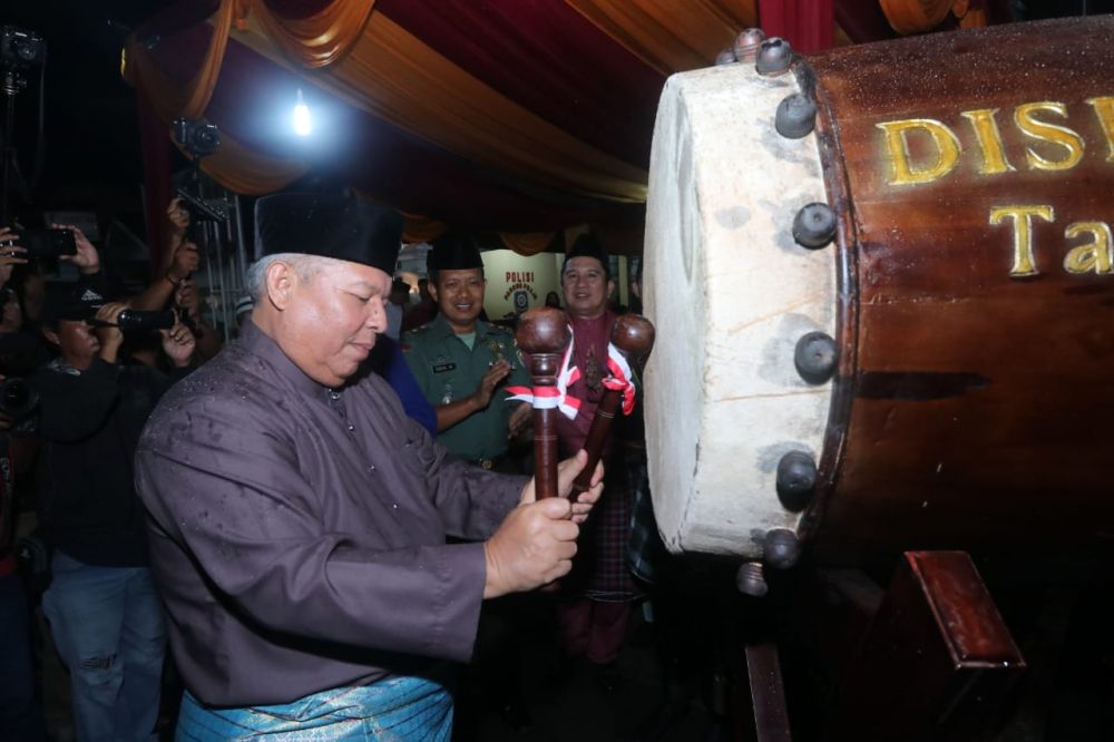 Bupati Tanjung Jabung Barat, Dr H Safrial Saat Membuka Festival Arakan Sahur
