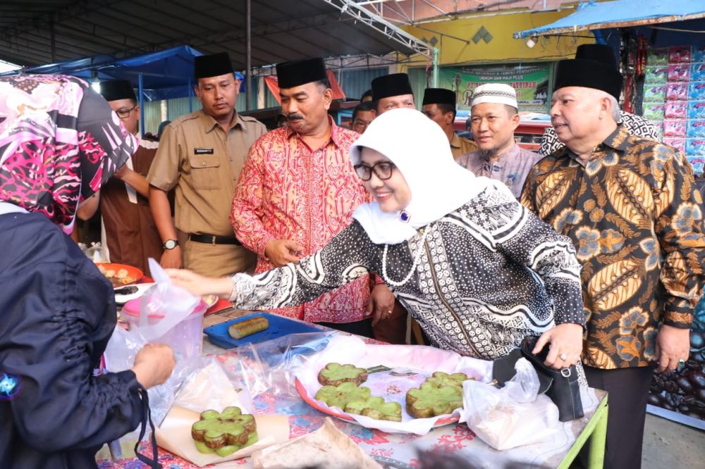 Bupati dan wakil bupati Tanjab Barat saat mendatangi salah satu kawasan Pasar Bedug