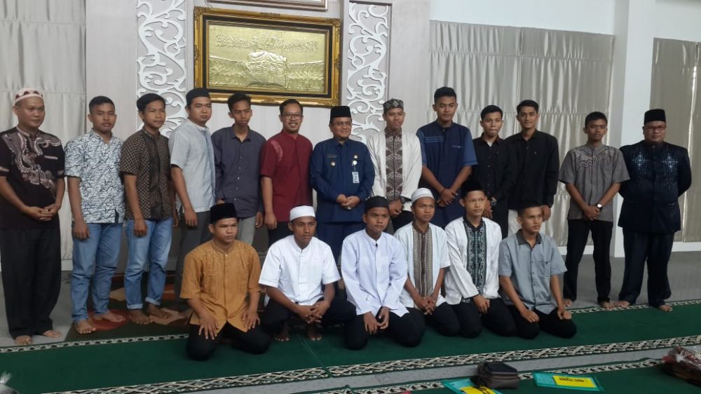 Wakil Walikota Jambi saat foto bersama peserta kegiatan pesantren terpadu Ramadan diselenggarakan oleh MUI Kota Jambi