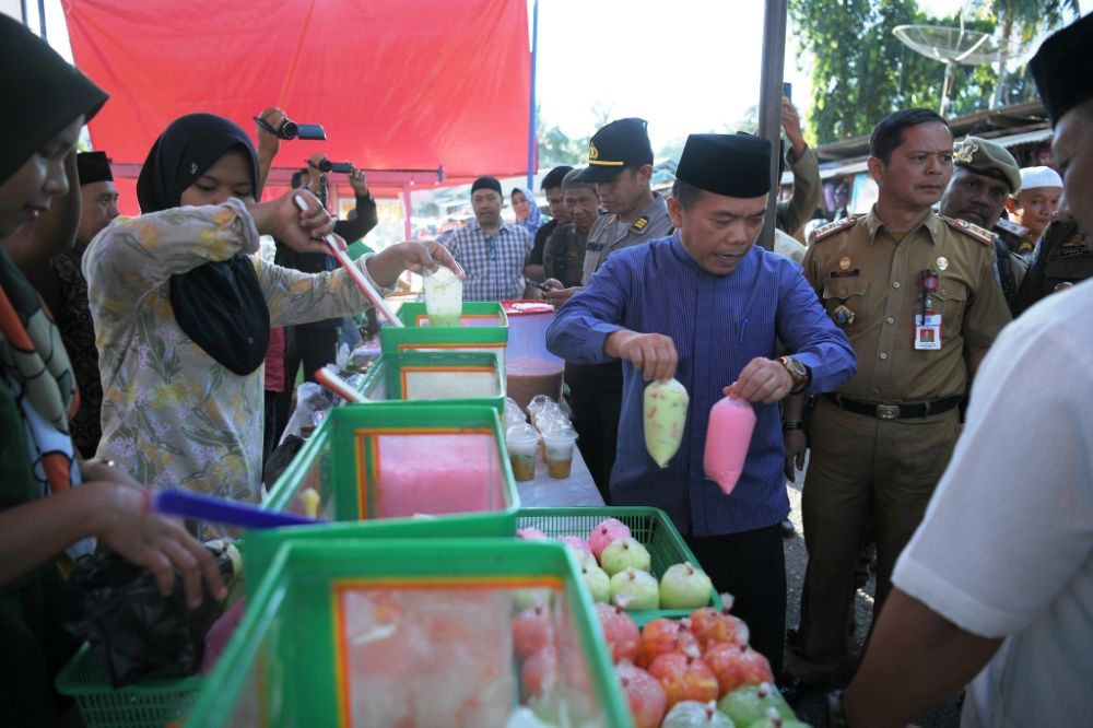 Bupati Merangin H Al Haris Membuka Dua Pasar Beduk dalam Kota Bangko dan Sempat Membeli Cendol dan Takzilan