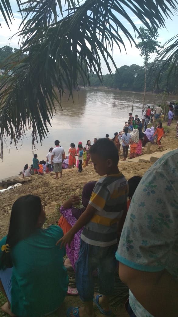 Suasana di lokasi kejadian tenggelamnya bocah usia 7 di Sungai Tembesi, Desa Mandi Angin Pasar
