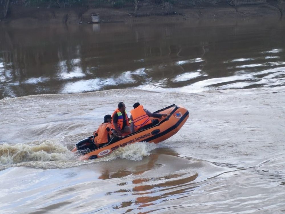 Proses pencarian korban Badril (6) yang tenggelam dan hilang di sungai Tembesi, Desa Mandiangin Pasar. Hingga Sabtu (11/5) pukuk 21.00 WIB malam pencarian tetap berlanjut