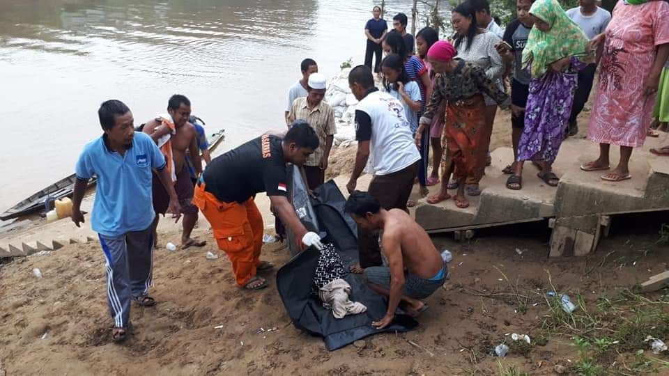 Suasana di lokasi kejadian ketika korban tenggelam Badril (6) ditemukan oleh warga setempat