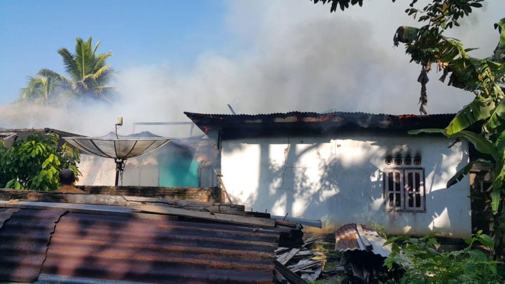 kondisi rumah Azwar kepala desa Pelangki Kecamatan Batang Masumai yang terbakar