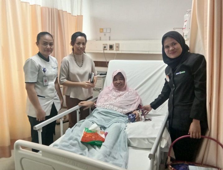 Ibu Supriyatun mewakili Direktur Siloam Jambi membagikan buah kurma kepada pasien rawat inap,senin (13/05/2019)