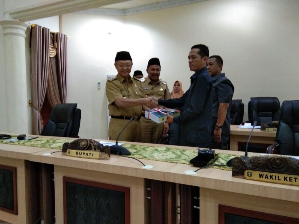Bupati H Cek Endra menyerahkan bundelan dokumen LKPJ 2018 kepada pimpinan DPRD, Amir Mahmud