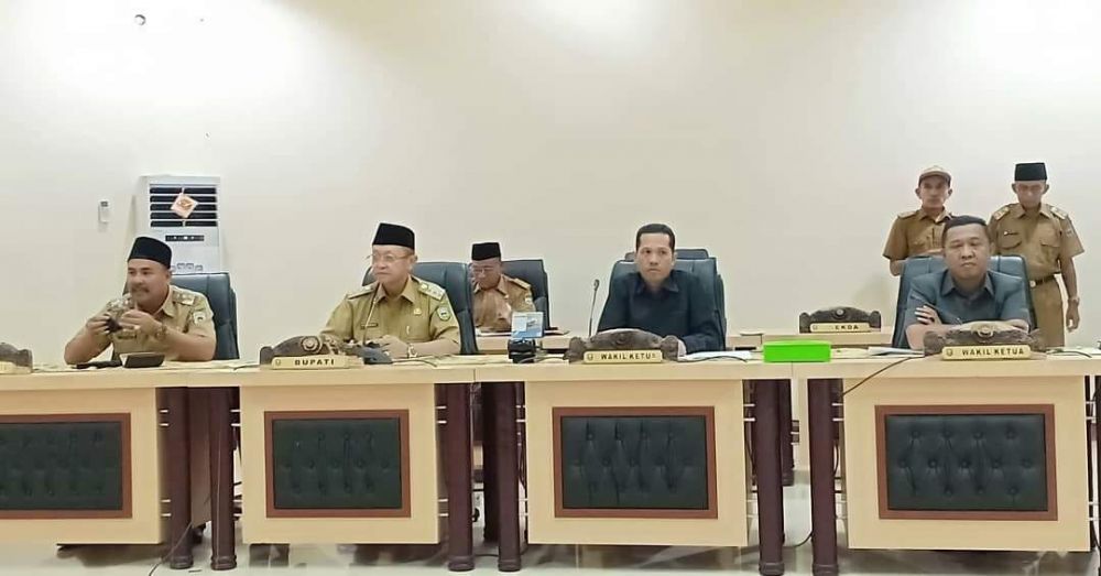 Bupati, H Cek Endra didampingi Wabup, H Hillalatil Badri dan dua pimpinan DPRD, Amir Mahmud dan H Hapis Hasbiallah SE. 