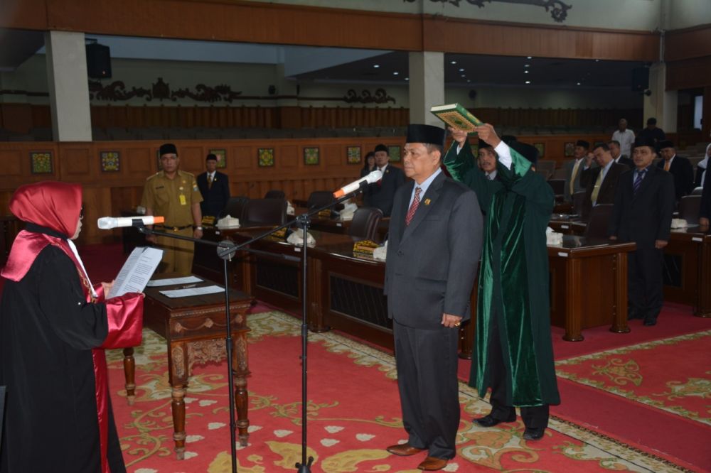 Pengambilan Sumpah dilakukan Ketua Pengadilan Tinggi Provinsi Jambi Hj.Irama Chandra Ilja ke wakil ketua Zainul Arfan