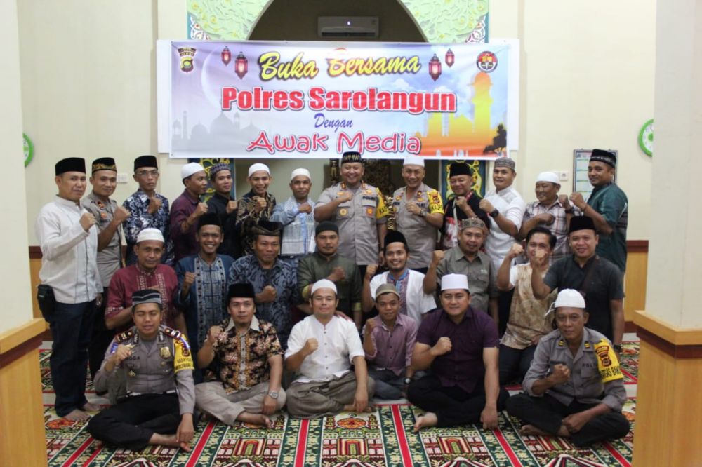 Photo bersama awak media dengan Kapolres, AKBP Dadan Wira Laksana SIK, Waka Polres, Kabag Ops, Kasat dan Kapolsek seusai acara buka bersama di masjid Asmaul Husna 99