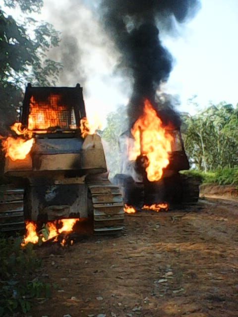 Alat berat milik PT LAJ yang dibakar warga.