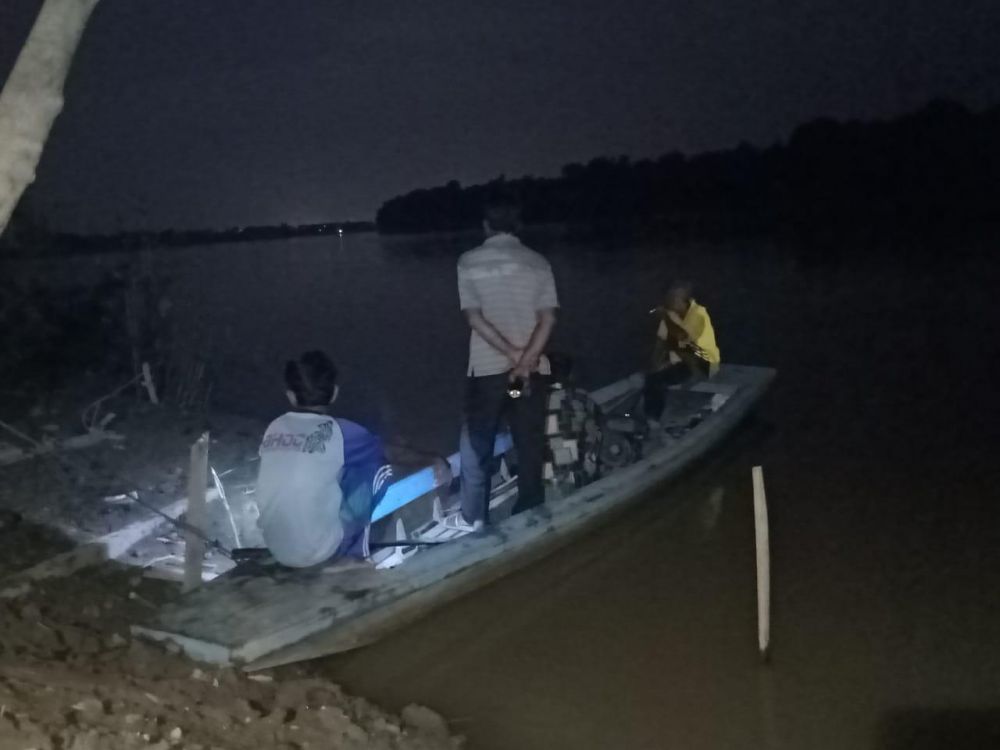 Warga dibantu petugas BPBD melakukan pencarian Plt Lurah Teratai yang tenggelam bersama keponakan
