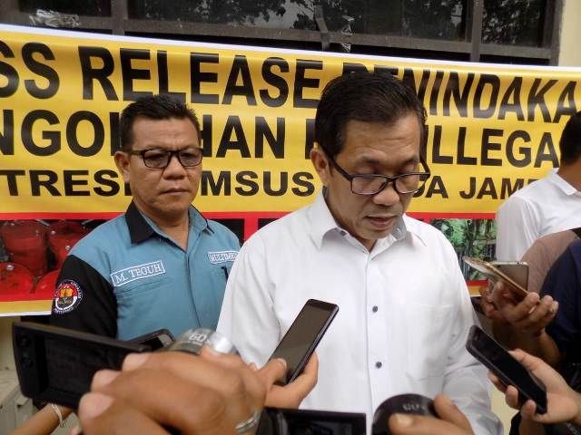 Dir Krimsus Polda Jambi ketika mengelar jumpa pers terkait penangkapan pemodal minyak ilegal di Batanghari